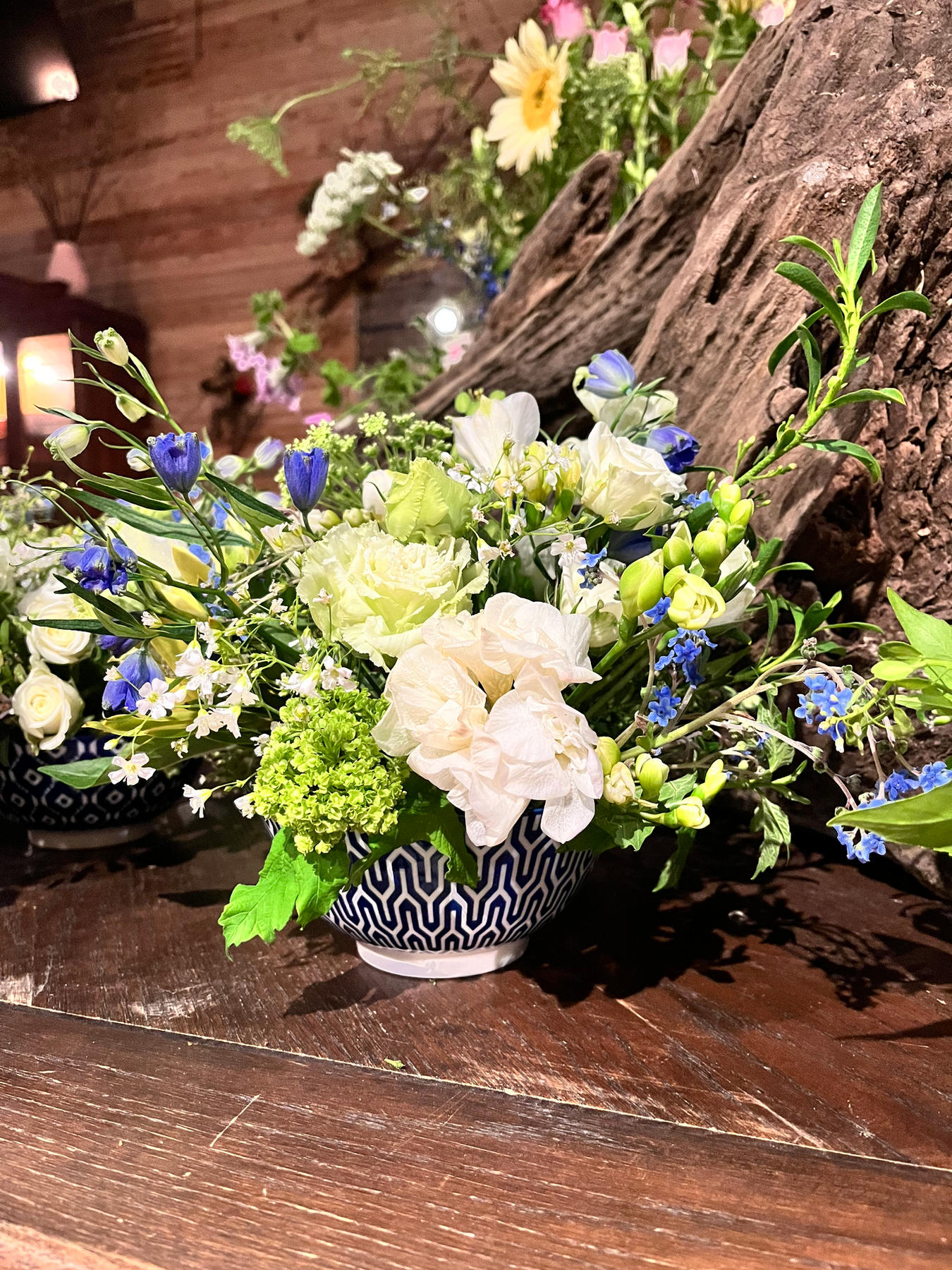 Garden-style arrangement of white and blue blooms
